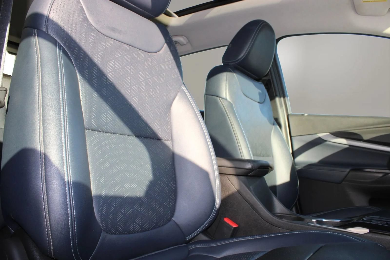 Used 2022 Chevrolet Bolt EUV Premier w/ Launch Edition FWD image 16