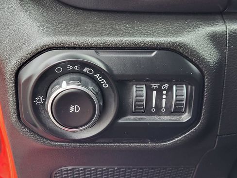 Used 2020 Jeep Wrangler Unlimited Sahara AWD/4WD image 13