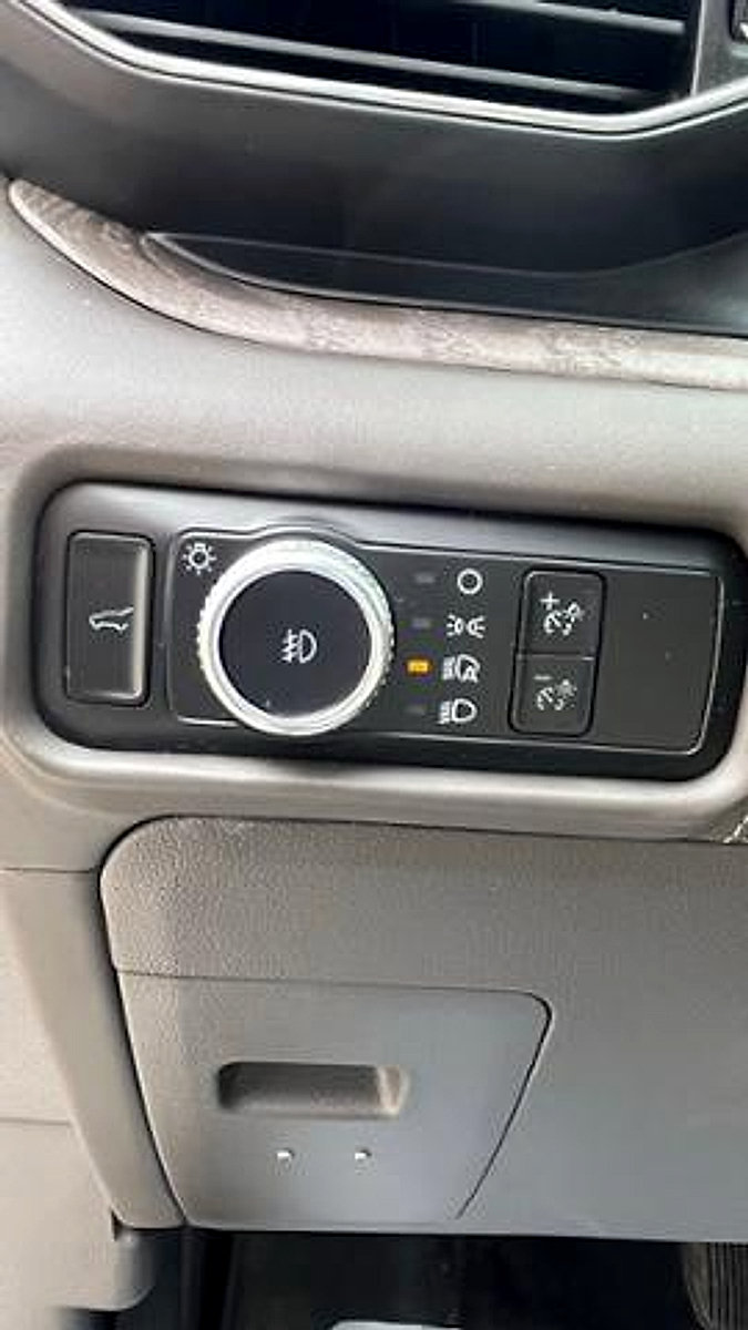 Used 2023 Ford Explorer Platinum w/ Technology Package AWD/4WD image 12