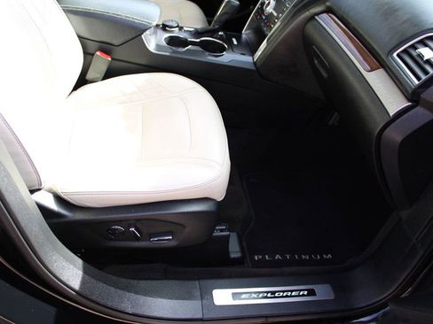 Used 2017 Ford Explorer Platinum image 28