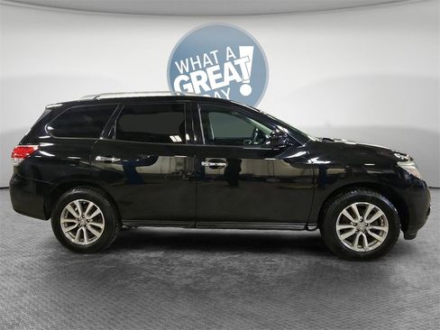 Used 2015 Nissan Pathfinder SV image 2