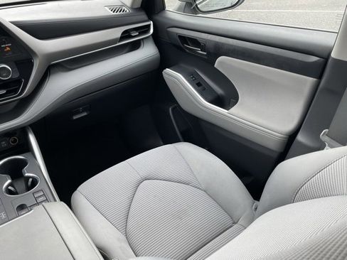 Used 2023 Toyota Highlander LE image 35