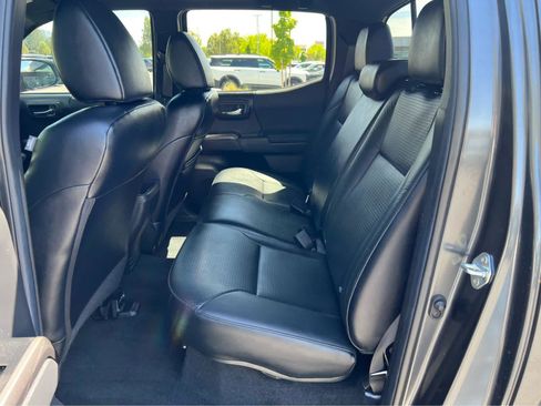 Used 2022 Toyota Tacoma TRD Off-Road w/ TRD Premium Off Road Package AWD/4WD image 26