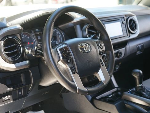 Used 2018 Toyota Tacoma SR5 AWD/4WD image 10