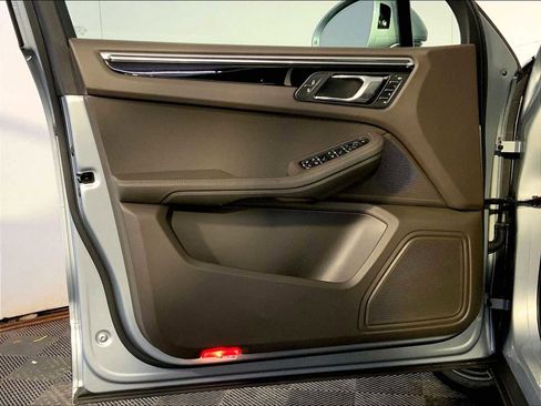 Used 2023 Porsche Macan image 25