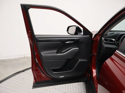 Used 2024 Toyota Highlander XLE FWD image 16