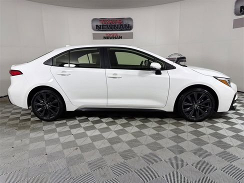 Used 2025 Toyota Corolla SE image 2