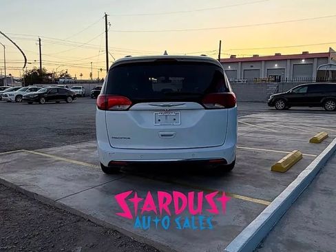 Used 2019 Chrysler Pacifica Touring-L FWD image 4