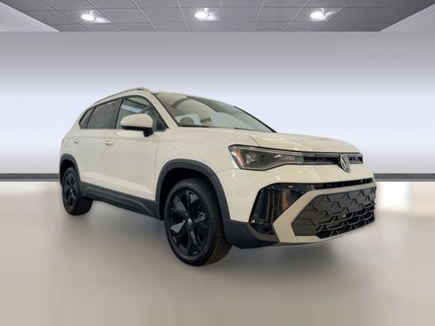 New 2026 Volkswagen Taos SE image 7