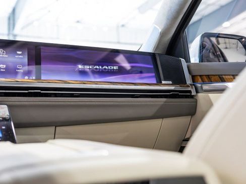 Used 2025 Cadillac Escalade Sport Platinum w/ LPO, Floor Liner Package image 32