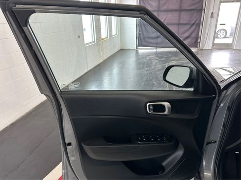 Used 2021 Hyundai Venue SEL image 22