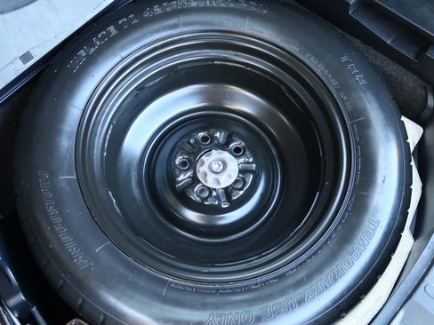 Used 2017 Toyota RAV4 LE image 15