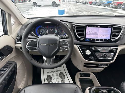 Used 2024 Chrysler Pacifica Touring-L image 13