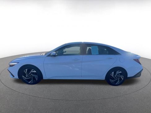 Used 2025 Hyundai Elantra Limited image 9