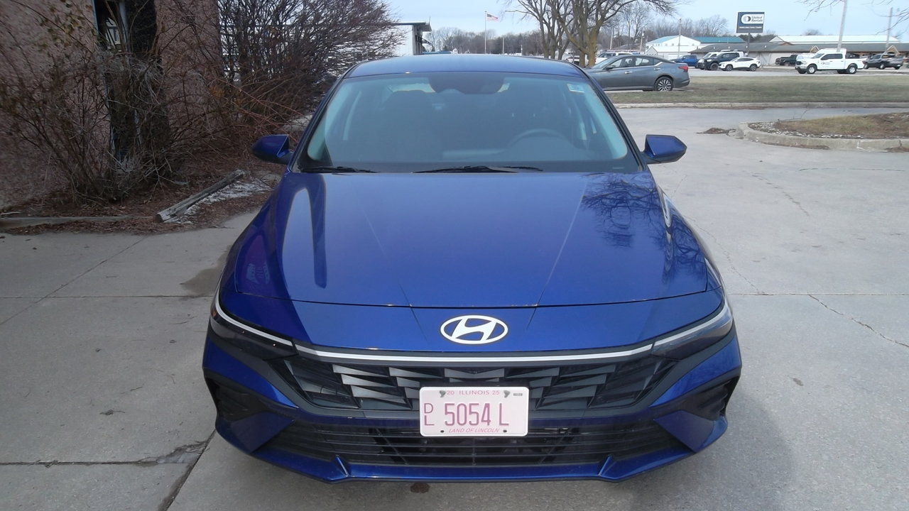 Used 2025 Hyundai Elantra Hybrid FWD image 4