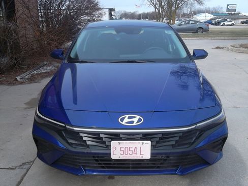 Used 2025 Hyundai Elantra Blue image 4