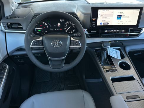New 2026 Toyota Sienna XLE image 13