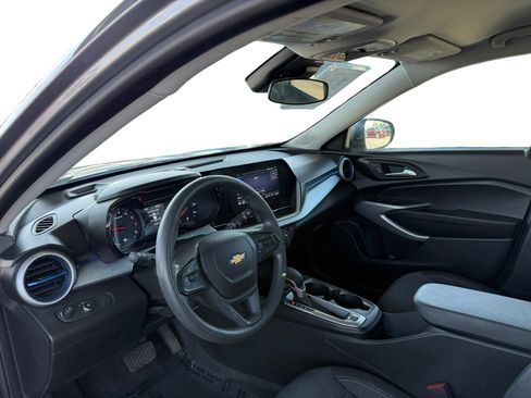 Used 2025 Chevrolet Trax LS FWD image 9