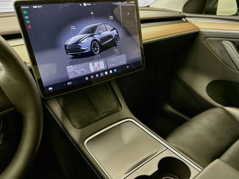 Used 2024 Tesla Model Y Long Range AWD/4WD image 25