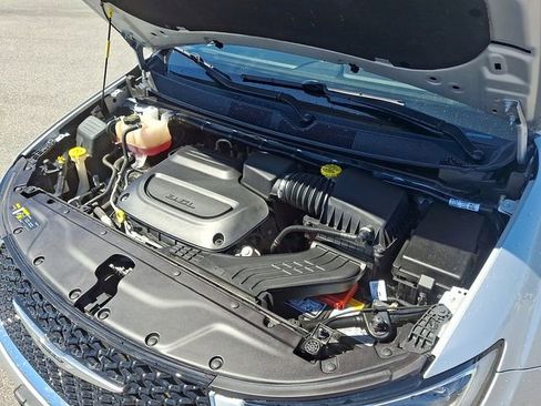 Used 2024 Chrysler Pacifica Touring-L FWD image 27