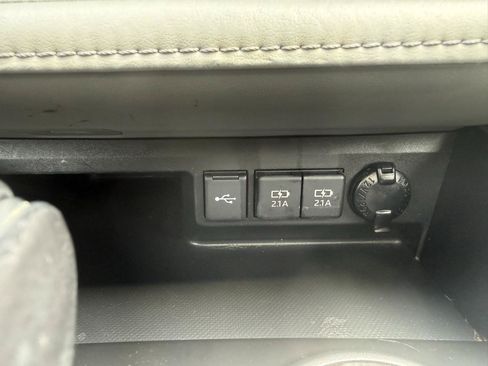 Used 2021 Toyota Highlander XLE AWD/4WD image 20