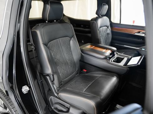 Used 2022 Jeep Grand Wagoneer Series III w/ Rear Seat Video Group 1 AWD/4WD image 38