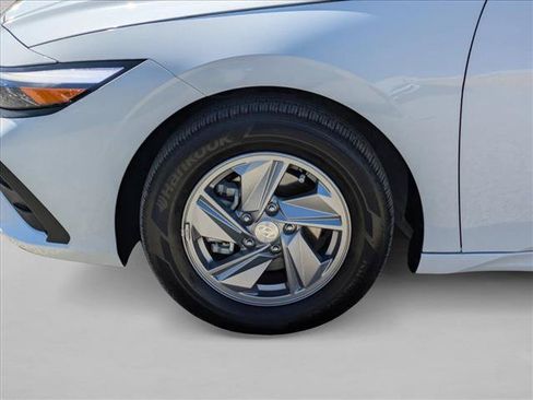 Used 2025 Hyundai Elantra SE FWD image 22