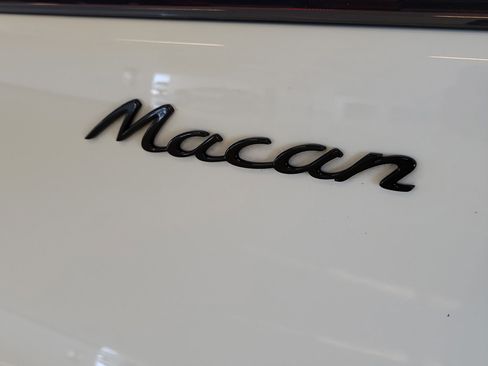 Used 2023 Porsche Macan AWD/4WD image 9