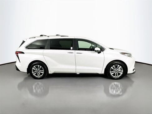 Used 2025 Toyota Sienna Limited image 8