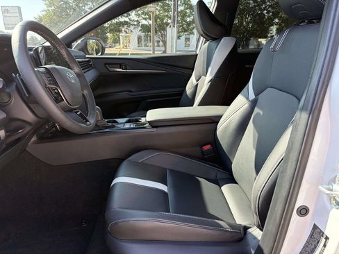 Used 2025 Toyota Camry SE FWD image 11