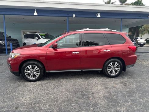 Used 2017 Nissan Pathfinder SV image 2