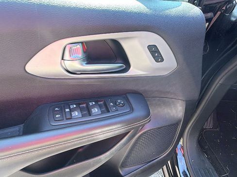 Used 2025 Chrysler Pacifica Limited FWD image 15