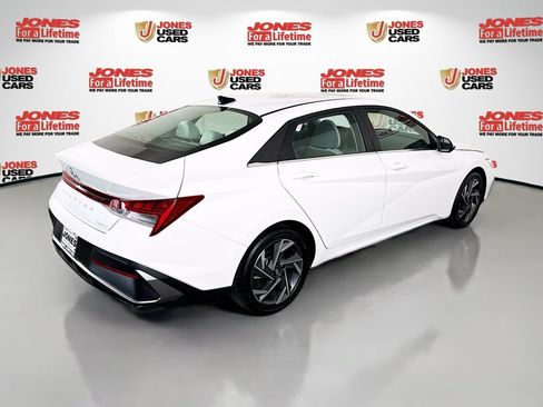 Certified 2025 Hyundai Elantra Limited FWD image 18