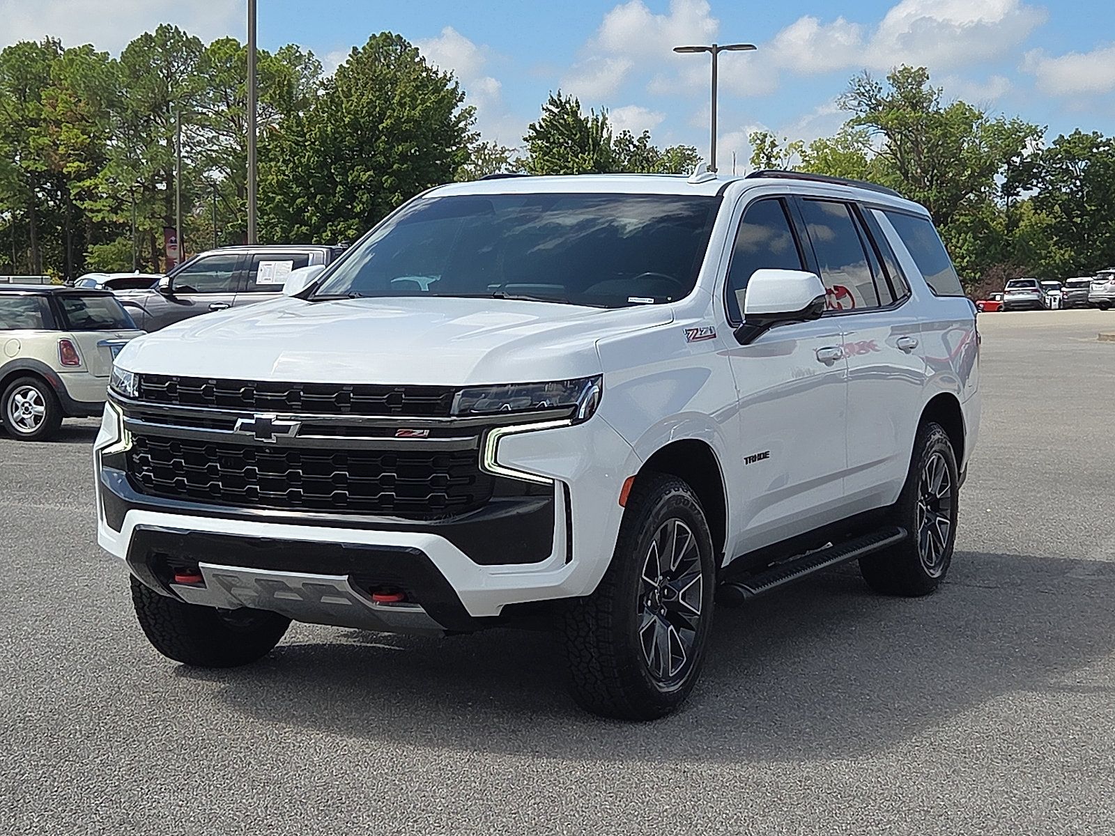 Used 2022 Chevrolet Tahoe Z71 w/ Luxury Package AWD/4WD image 2
