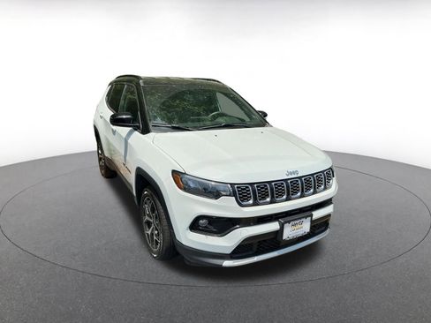 Used 2025 Jeep Compass Trailhawk AWD/4WD image 3