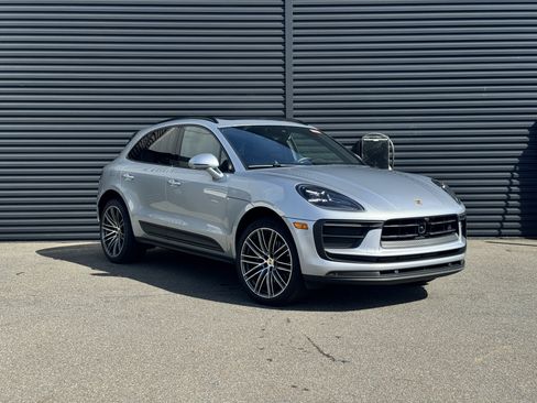 Certified 2026 Porsche Macan AWD/4WD image 9