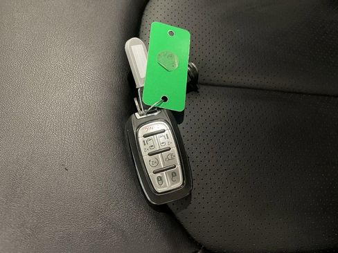 Used 2025 Chrysler Voyager LX image 27