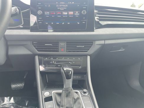 Used 2025 Volkswagen Jetta SE image 18