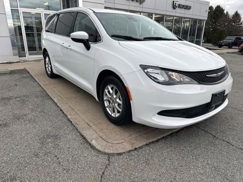 Used 2023 Chrysler Voyager LX image 10