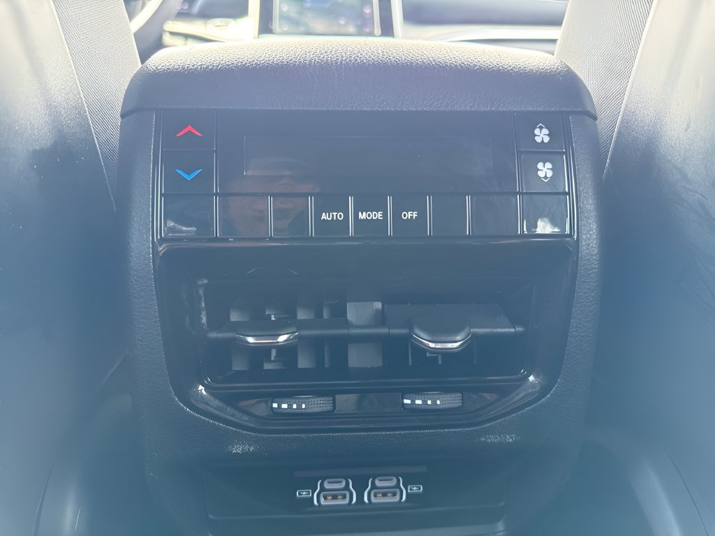 Used 2024 Jeep Grand Cherokee L Laredo RWD image 13