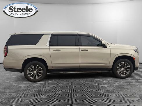 Used 2022 Chevrolet Suburban LT w/ Luxury Package image 6