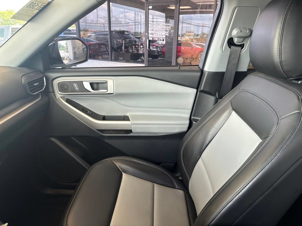 Used 2023 Ford Explorer XLT w/ Equipment Group 202A AWD/4WD image 25