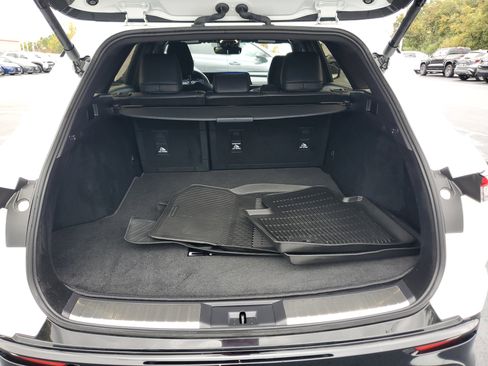 Used 2025 Toyota Crown Signia XLE image 9