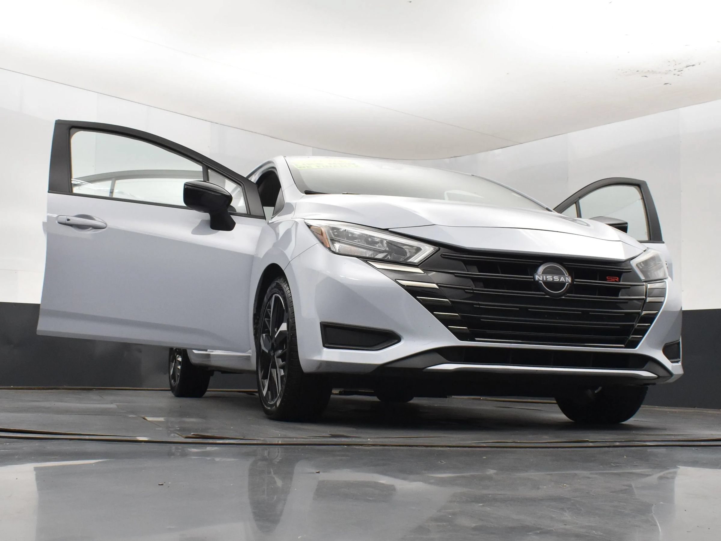 Used 2025 Nissan Versa SR FWD image 8