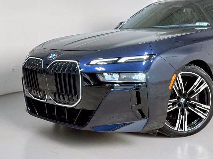 Used 2025 BMW 760i xDrive AWD/4WD image 3