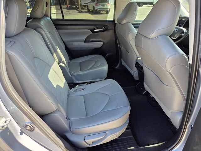 Used 2024 Toyota Highlander XLE FWD image 15