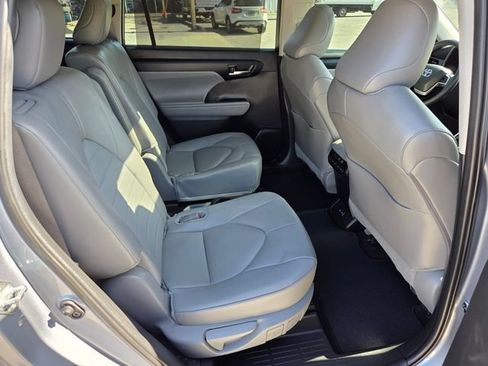 Used 2024 Toyota Highlander XLE FWD image 15