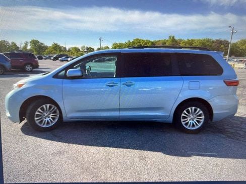 Used 2017 Toyota Sienna XLE w/ XLE Navigation Package FWD image 4