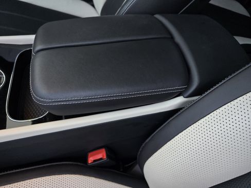 Used 2022 Bentley Bentayga image 22