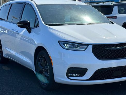 New 2026 Chrysler Pacifica Select w/ S Appearance Package FWD image 11